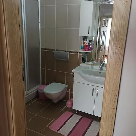 Cenneti Gazde/Camere de închiriat *